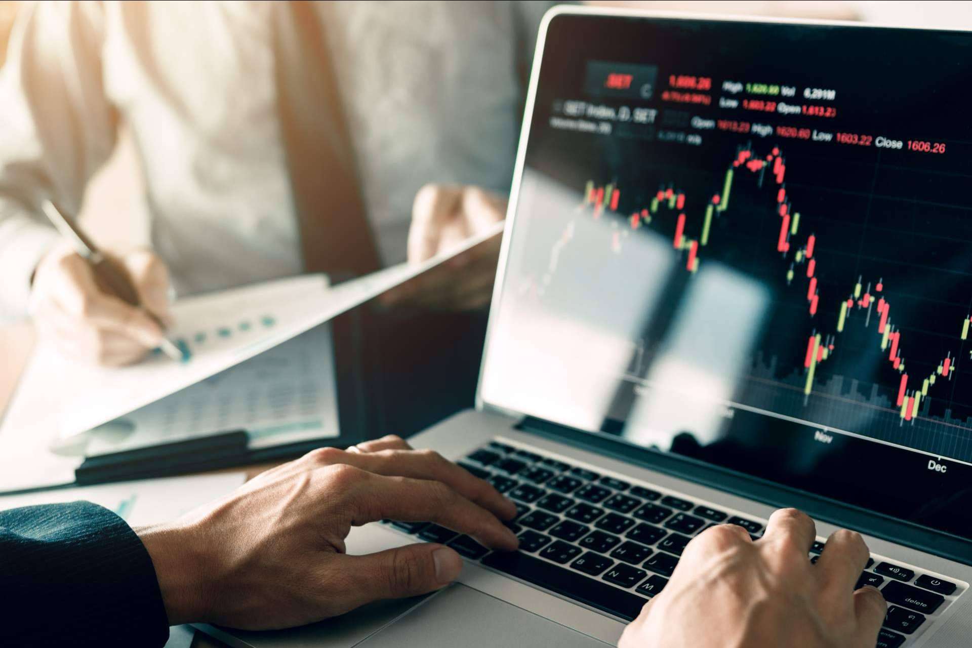 Complementar la formación con plataformas de trading con Área de Inversión