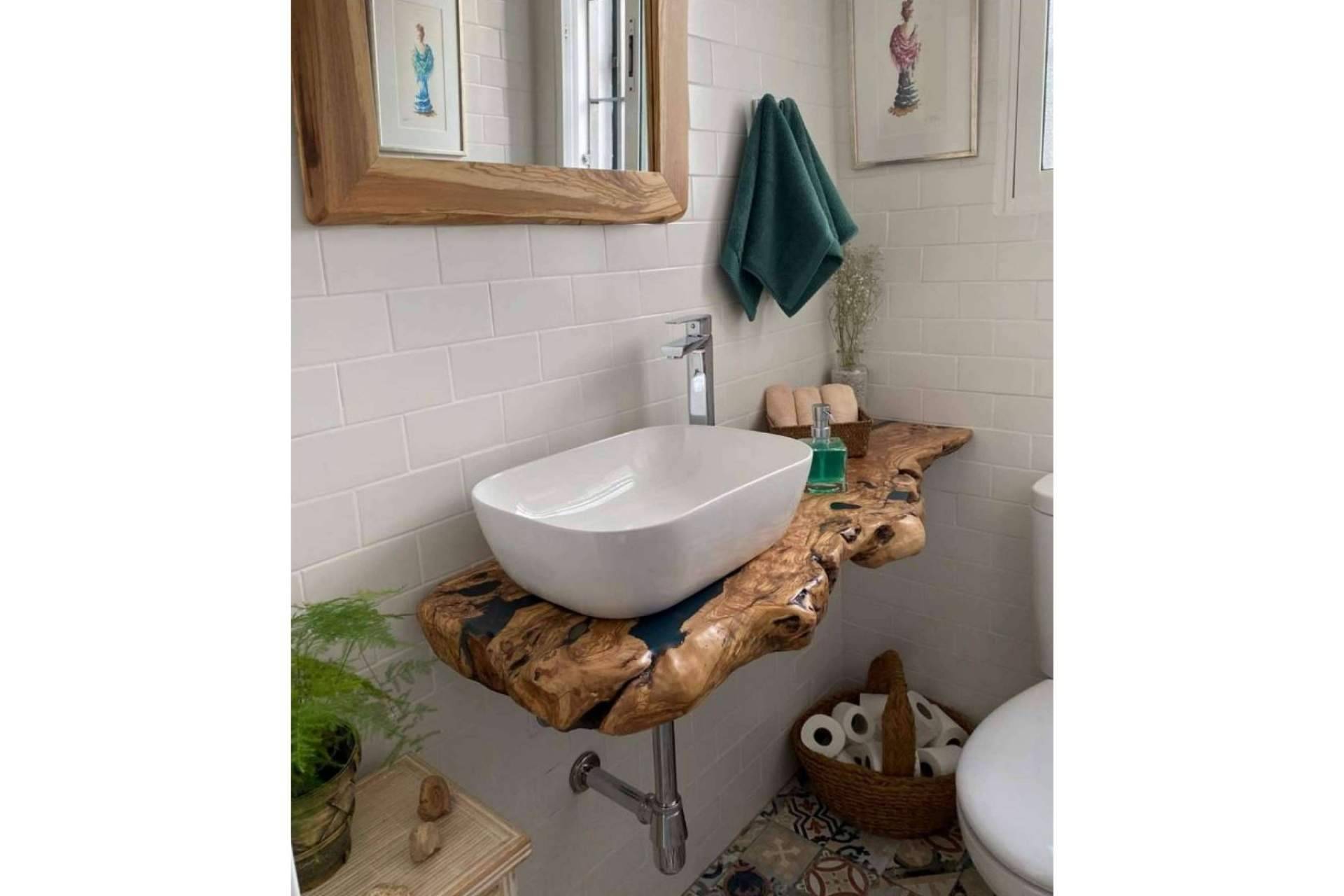Encimeras de Olivo proporciona un toque natural y elegante al cuarto de baño