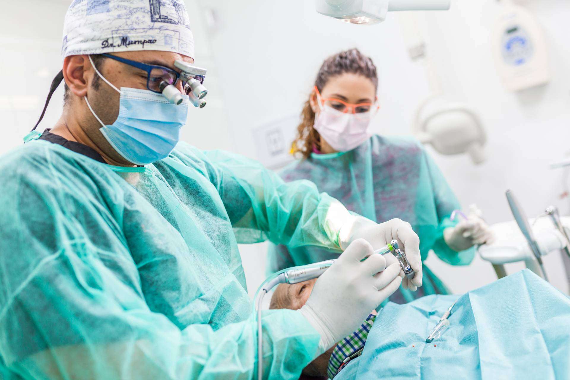 Dental Implant﻿ologie es una clínica dental de Sevilla especializada en implantes dentales y casos complejos