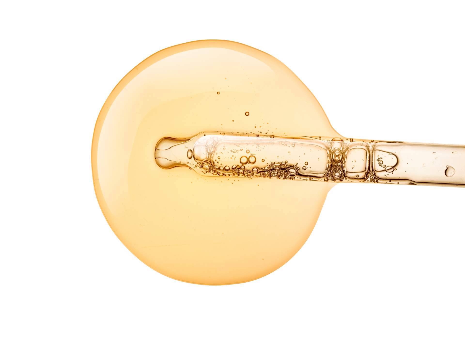 ¿Qué beneficios aporta el sérum a la piel y cómo se utiliza?