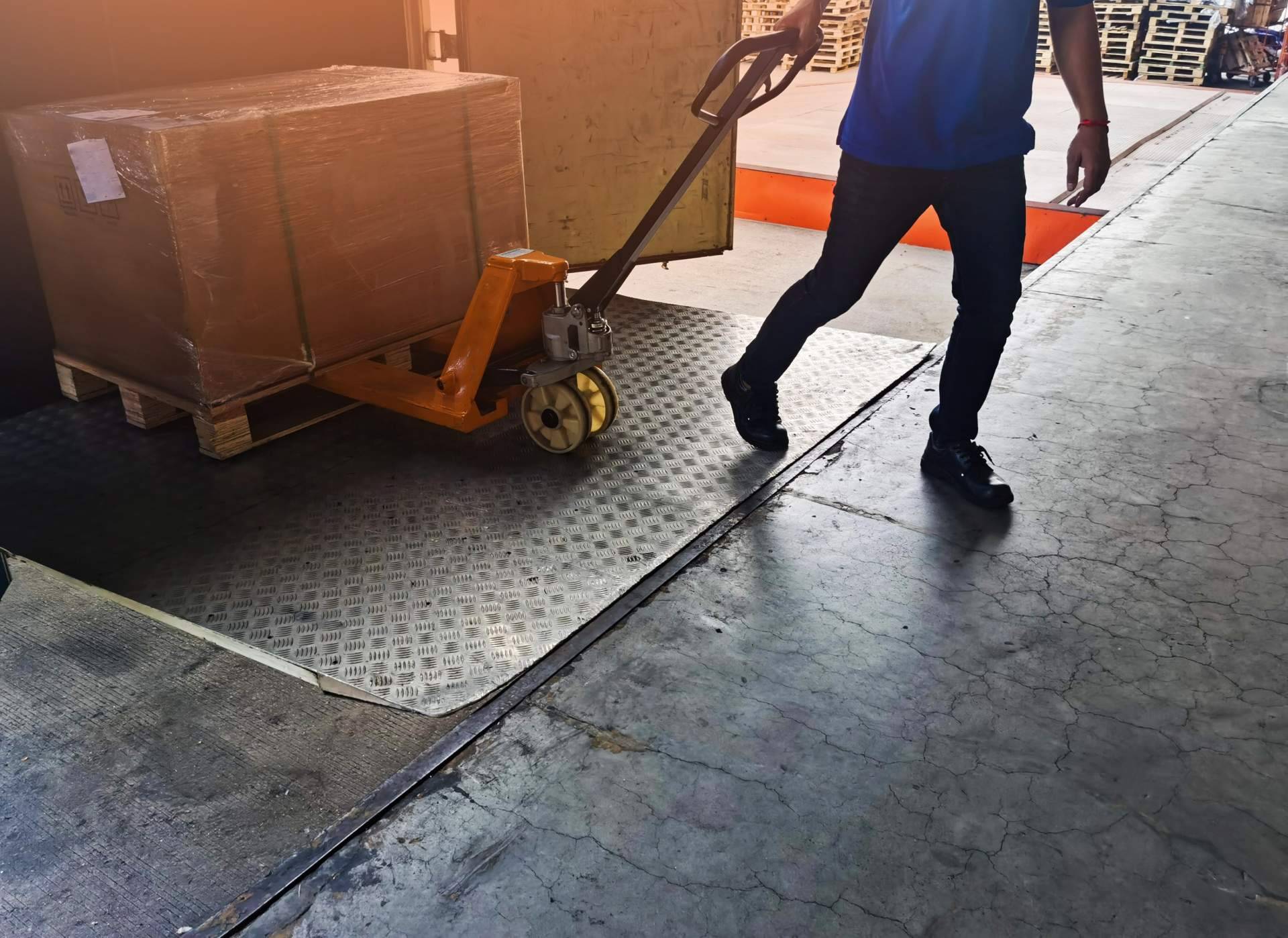 El Curso de Carretillero y Plataformas Elevadoras de Academia Tecnas permite sacarse el carnet de carretillero