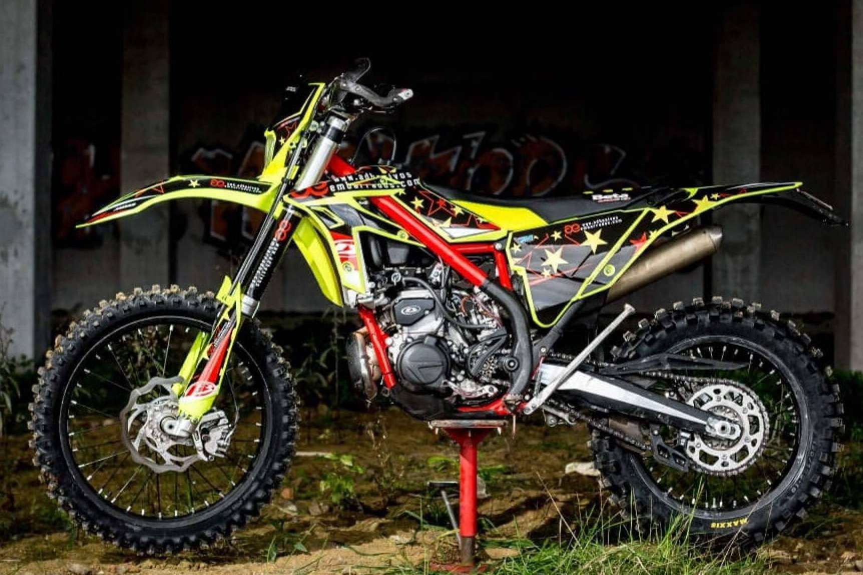 Vinilos para motos de ADHESIVOSEMBARRADOS