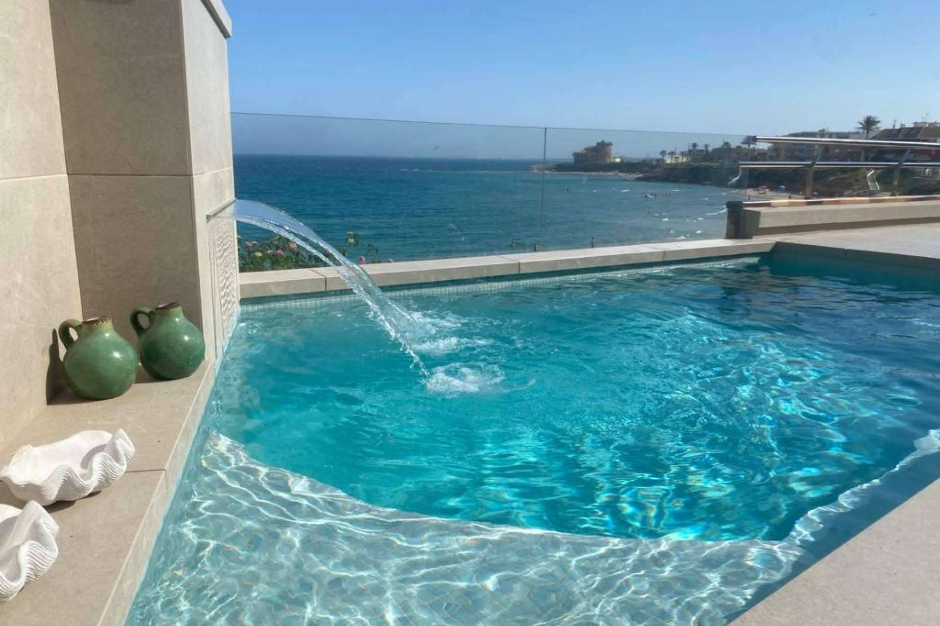 Ambiente relajante con la instalación de cascadas y bombas de agua de Warmpool