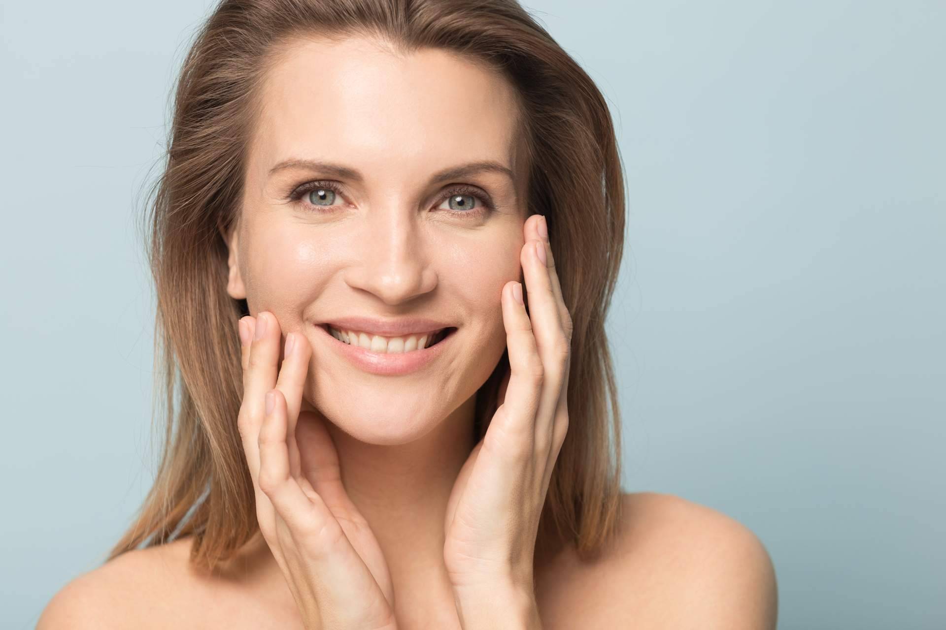 Devolver la elasticidad y luminosidad a la piel con el tratamiento con inductores de colágeno de Alluring Clinic