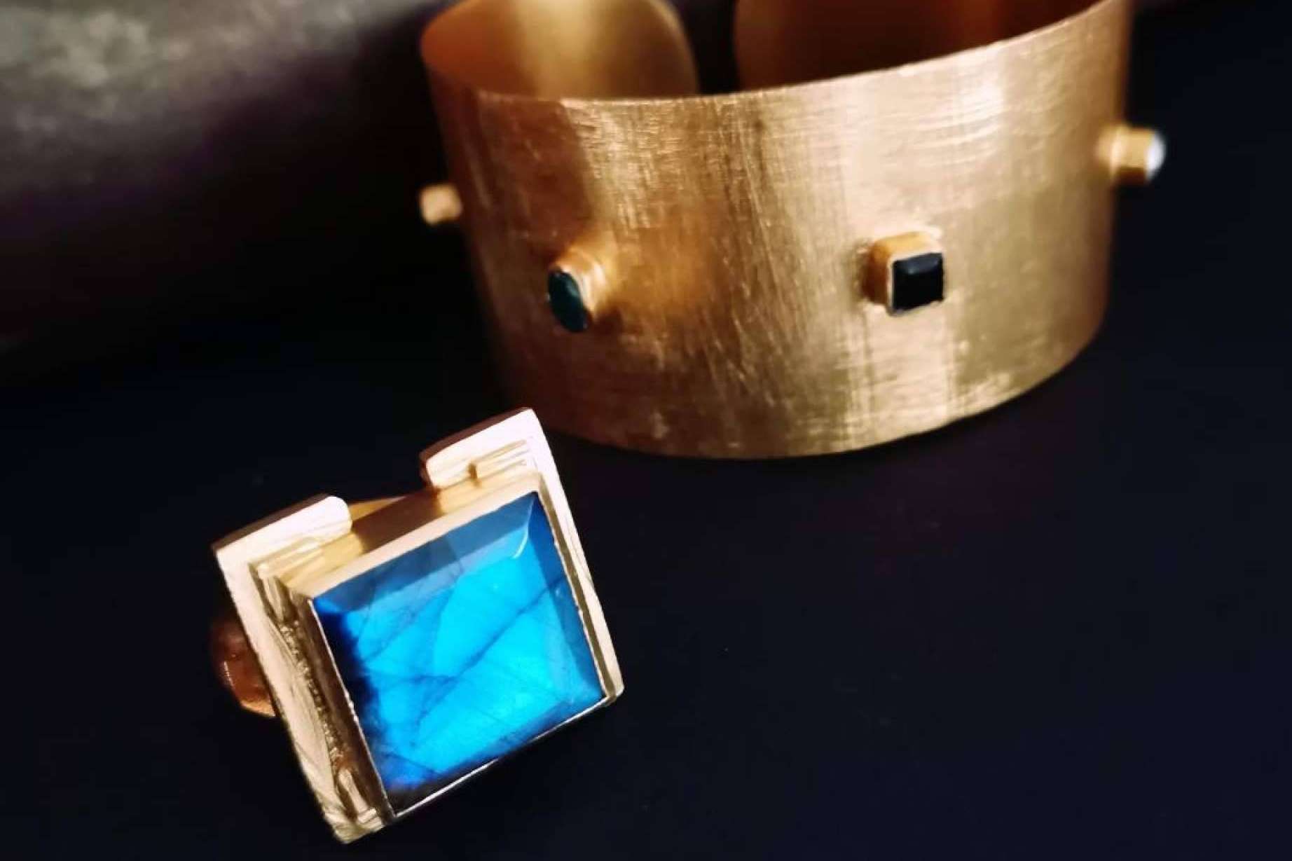 Anillos que incorporan piedras preciosas, por Isabel Lamadrid