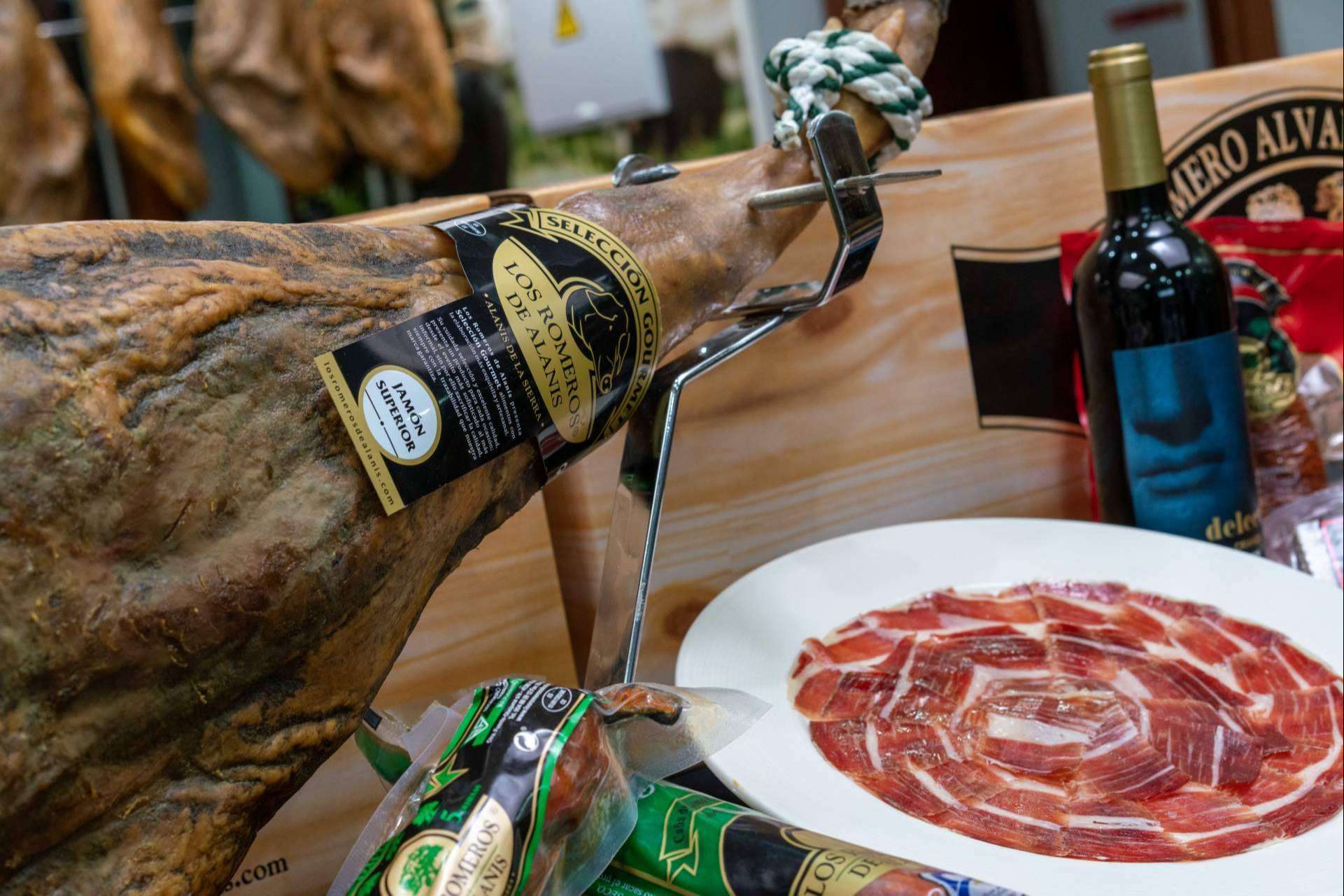 El jamón ibérico y paleta de bellota de la tienda Los Romeros de Alanís