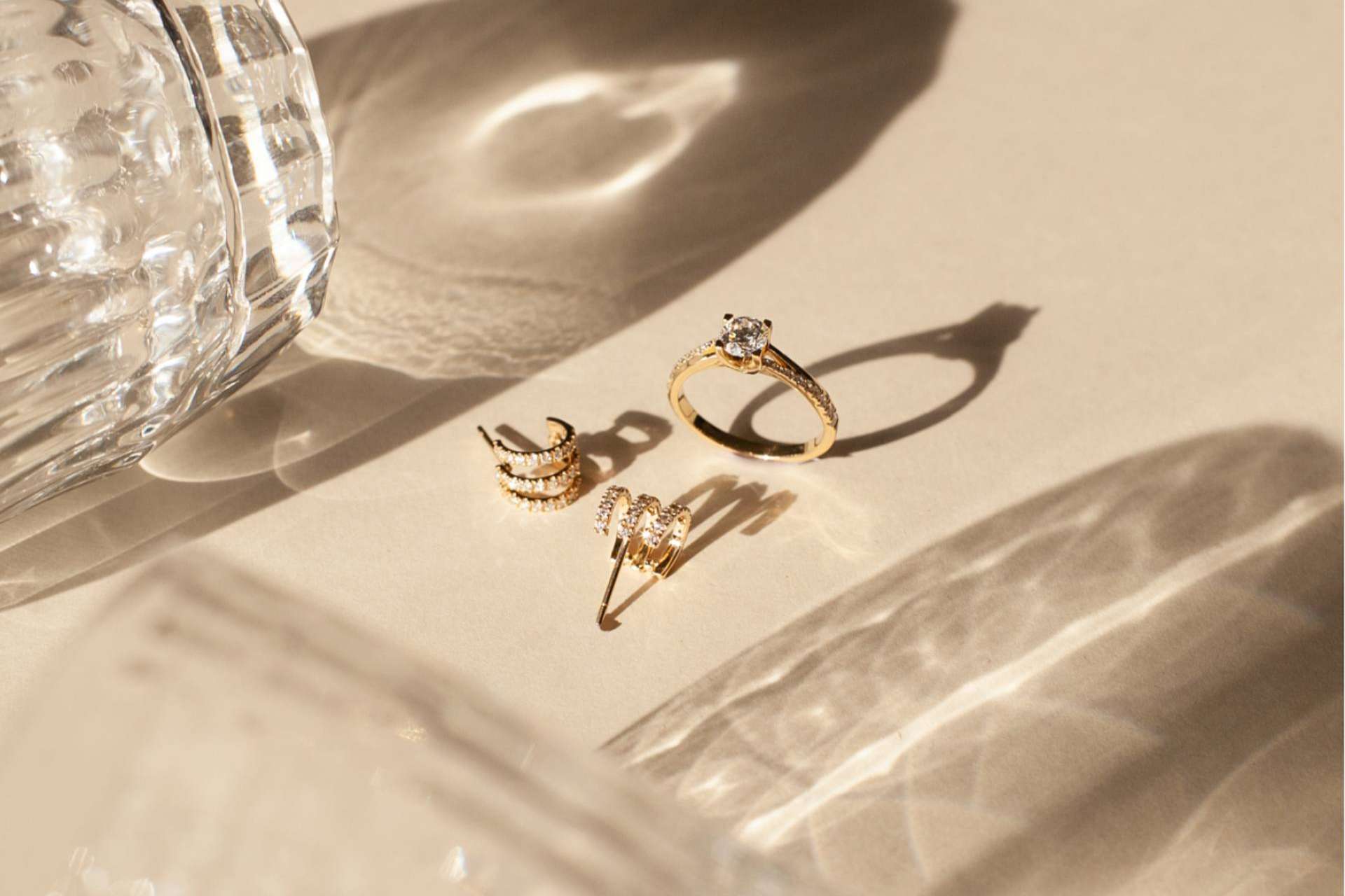 Un anillo de compromiso es una buena opción de regalo navideño