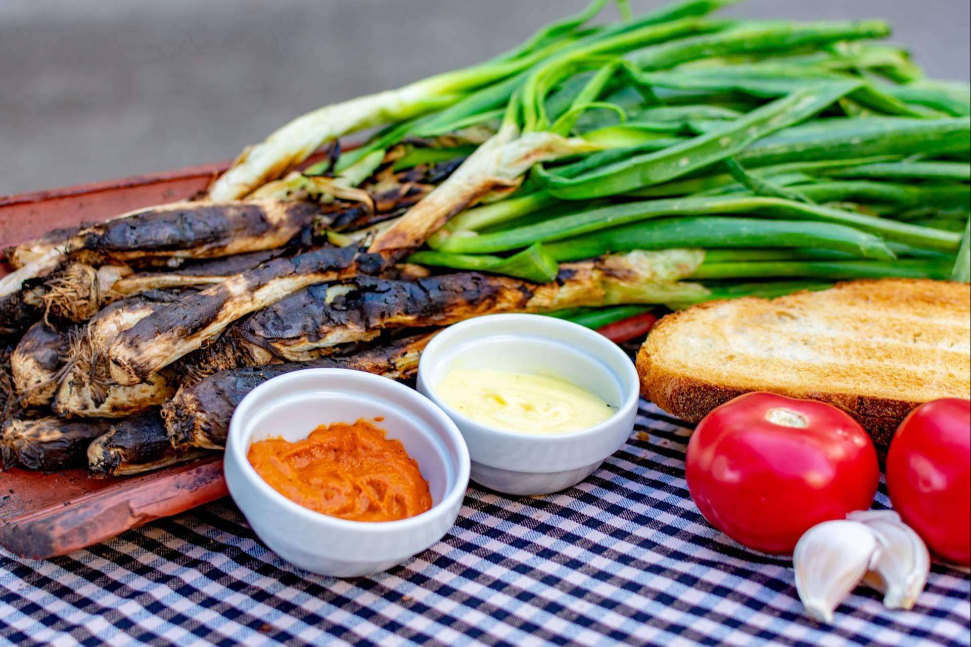 Comer calçots esta temporada en el restaurante de la Barceloneta Pasa Tapas