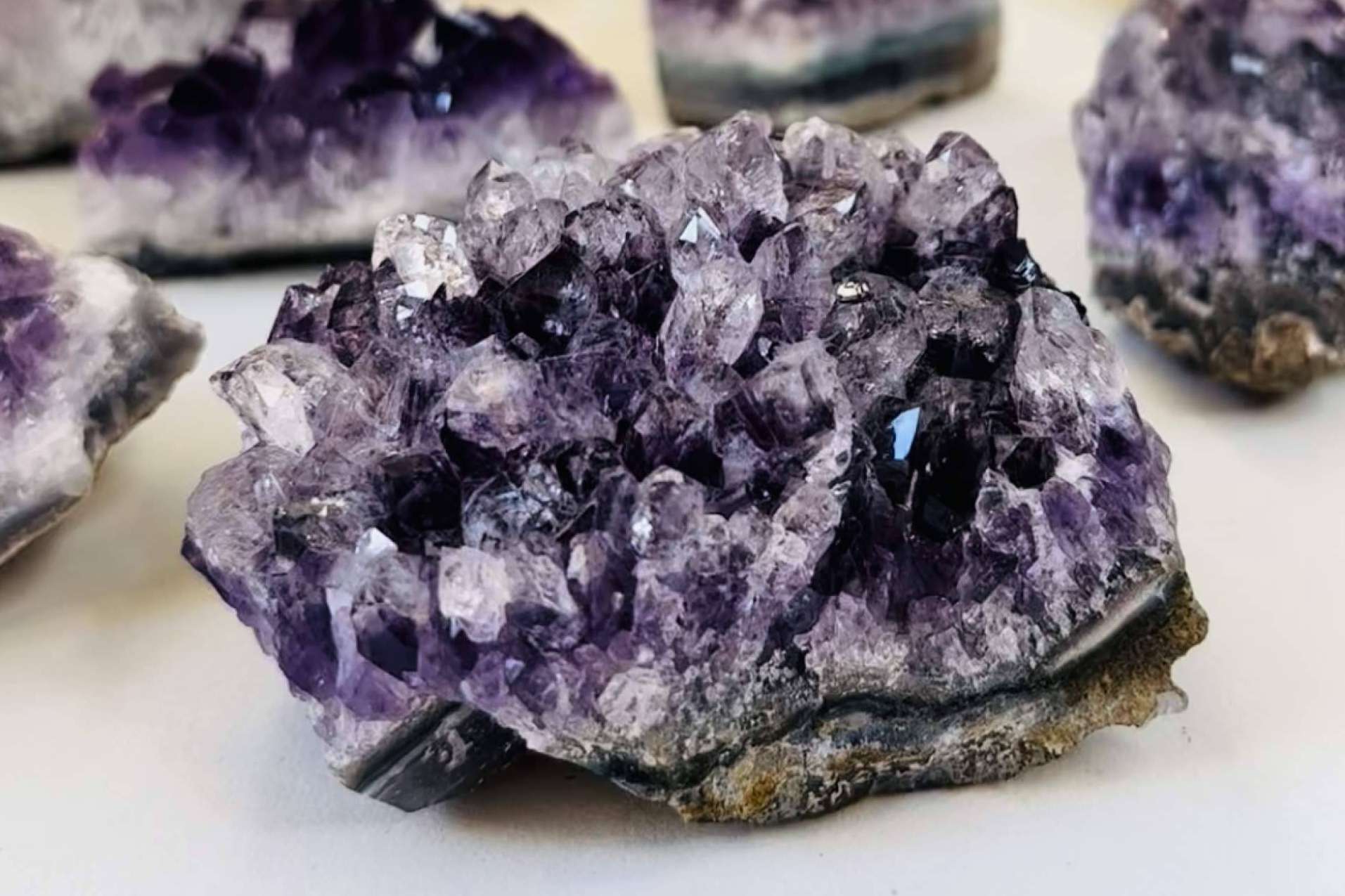 Cuarzos, minerales energéticos y su beneficio en el día a día con Moon&Amour
