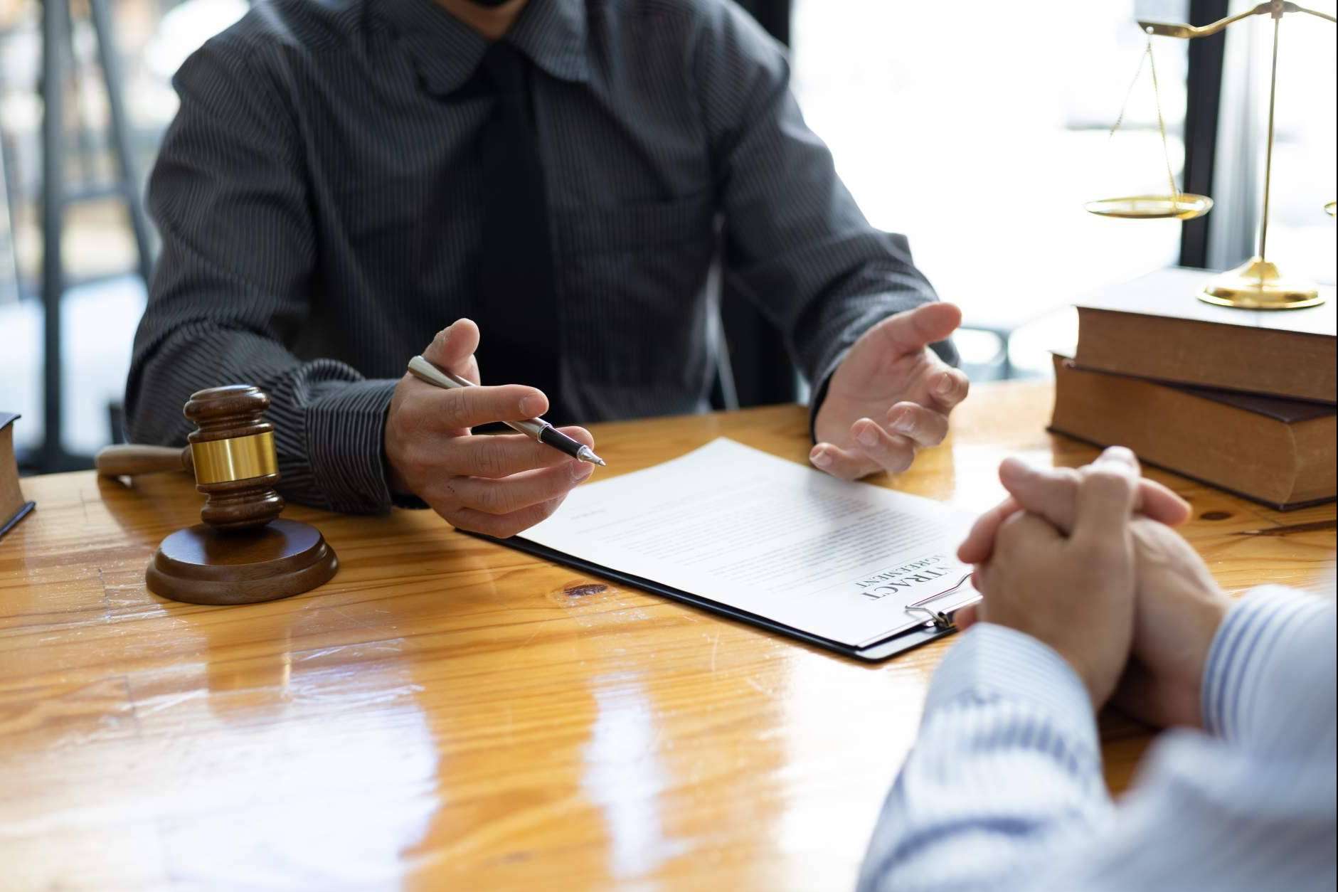 Acudir al equipo de especialistas en Derecho Penal de Abogados María Girona