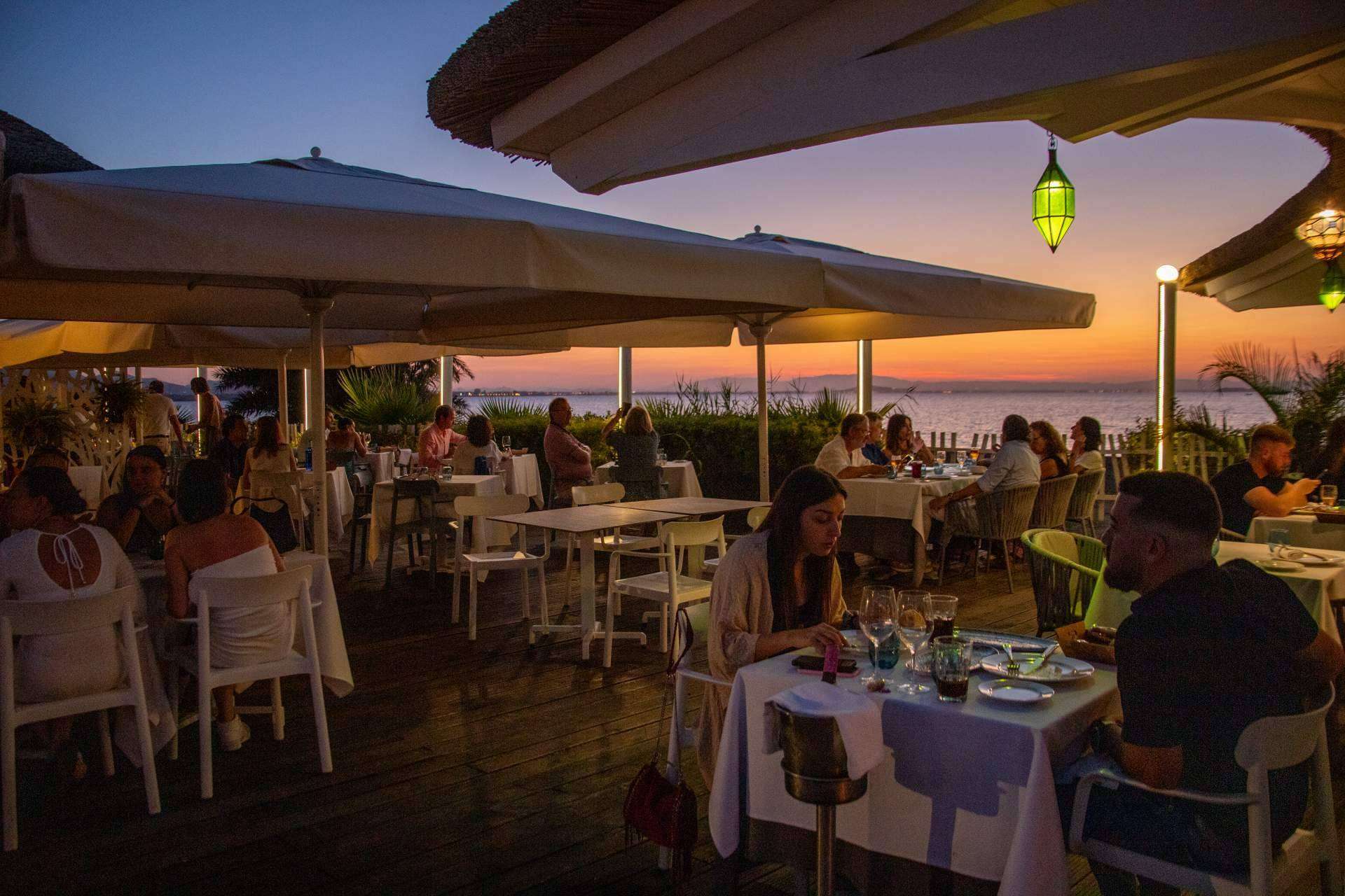 El restaurante Maloca permite pasar una velada en compañía del Mar Menor