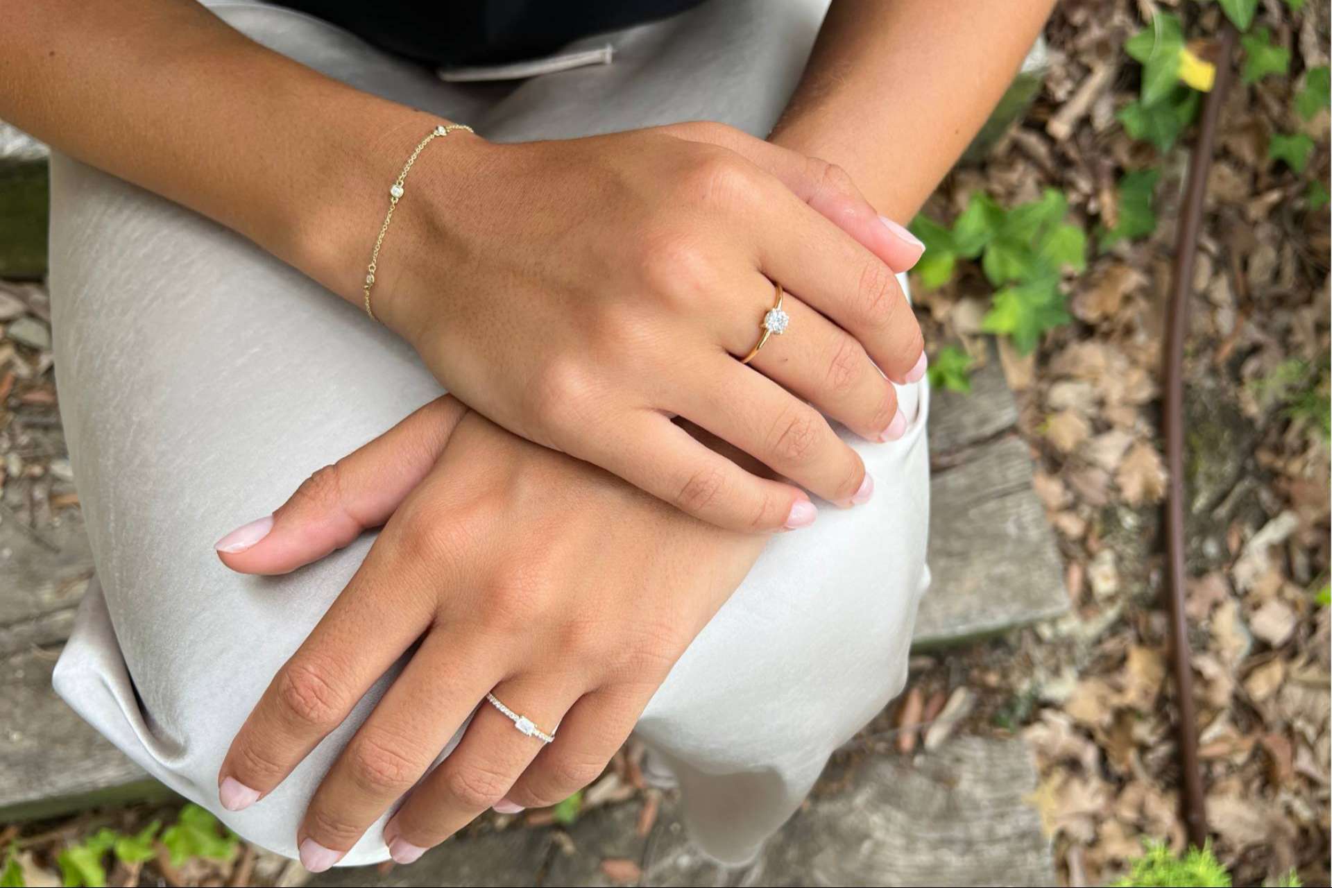 Joyas básicas, esenciales para lucir una piel bronceada después del verano