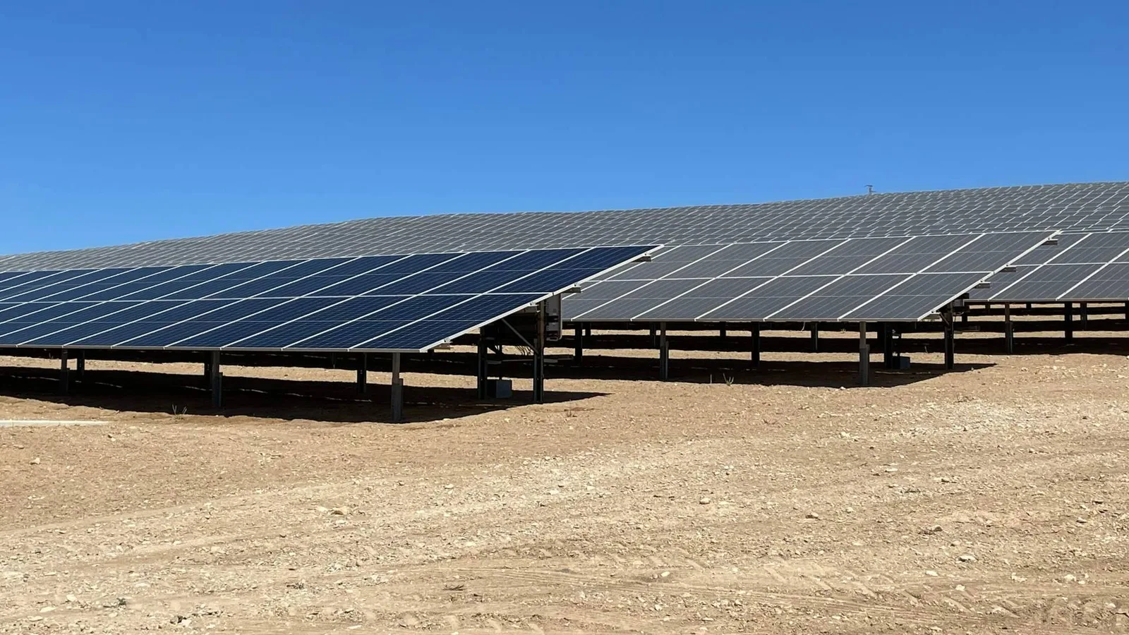 BayWa r.e. optimiza la producción de energía renovable mediante la limpieza de módulos solares en suelo